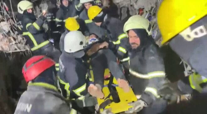 Enkazdan 70 saat sonra 3 kişi sağ olarak kurtarıldı