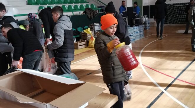 Minikler depremzedelere yardım için ellerinden geleni yapıyor