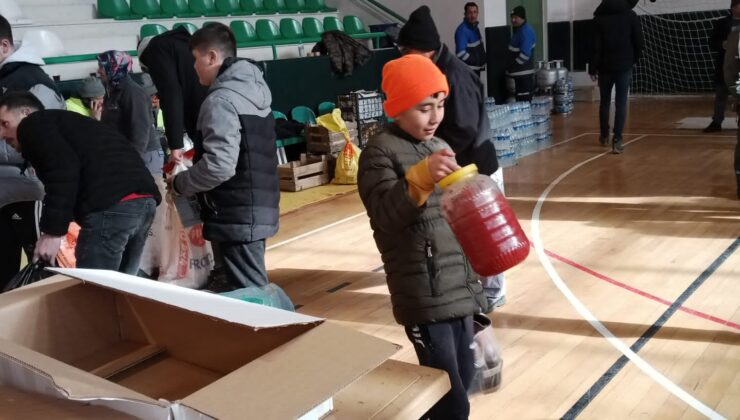 Minikler depremzedelere yardım için ellerinden geleni yapıyor