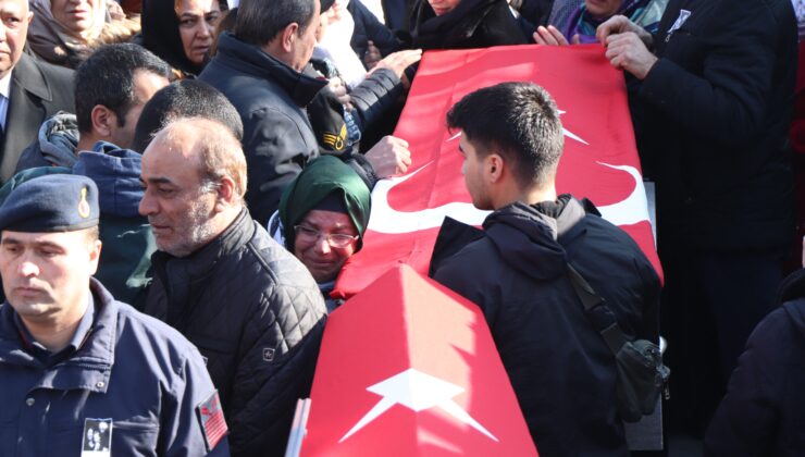 Depremde hayatını kaybeden astsubay ve ailesi son yolcuğuna uğurlandı