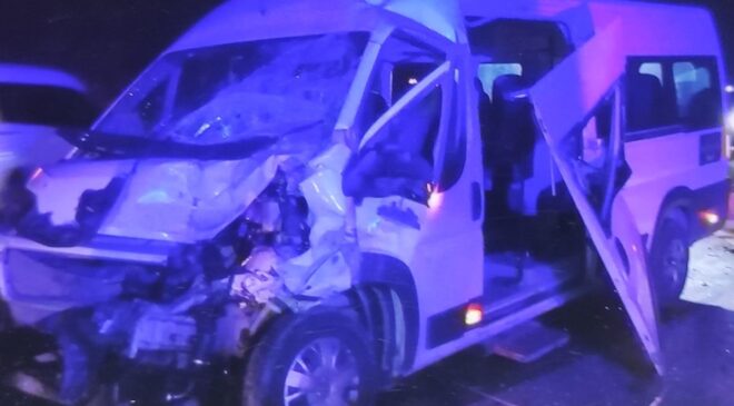 Servis minibüsü saman yüklü kamyonetle çarpıştı: 10 yaralı