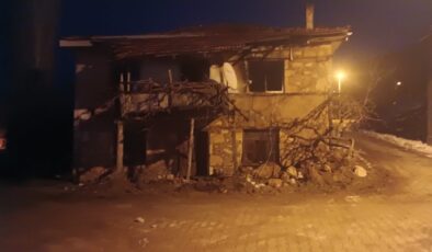 YAŞLI ADAM YANGINDA HAYATINI KAYBETTİ