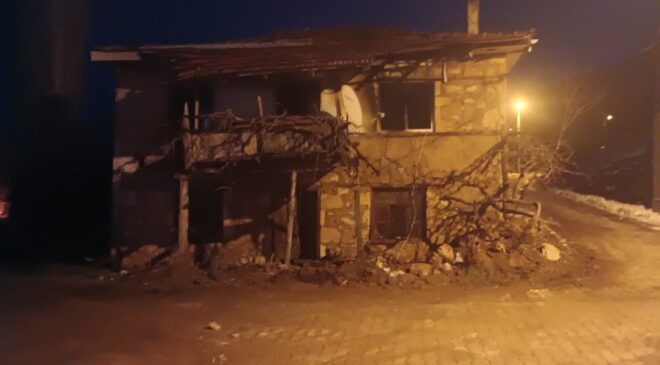 YAŞLI ADAM YANGINDA HAYATINI KAYBETTİ