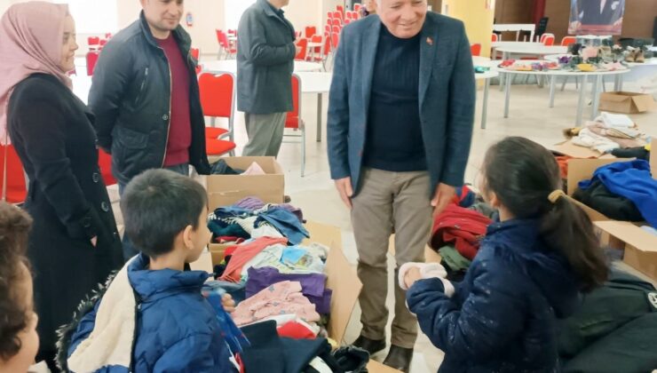 DEPREM BÖLGESİNDEKİ YARALARI SARIYORLAR