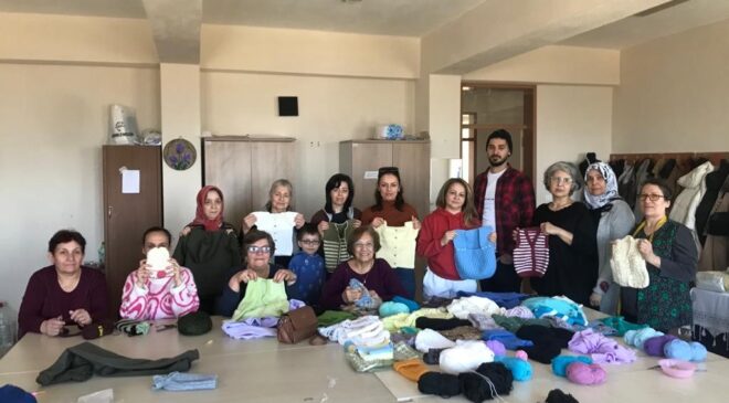 DEPREMZEDELER İÇİN KIYAFET ÖRÜYORLAR