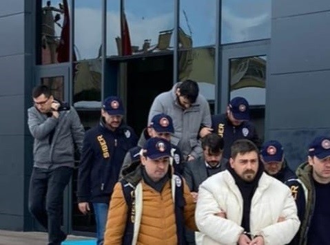 YAKALAMA EMRİ BULUNAN 5 KİŞİ TUTUKLANDI