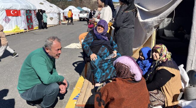 AK PARTİLİ TİN, DEPREMZEDELERLE BULUŞTU