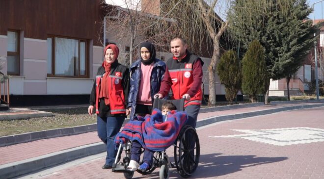 DEPREMZEDE ÇOCUKLAR, DENİZLİ’DE ANNELERİYLE BULUŞTU