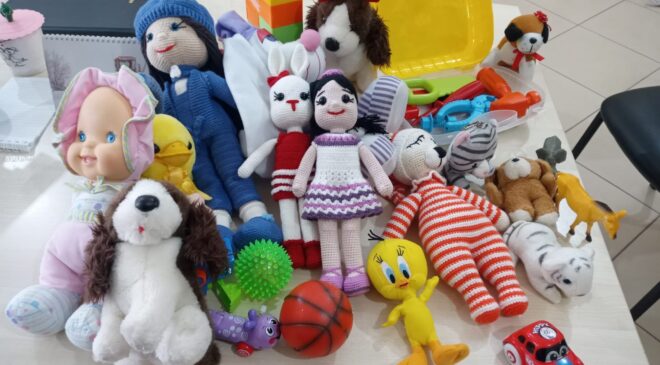 DEPREMZEDE ÇOCUKLAR İÇİN OYUNCAK YAPIYORLAR