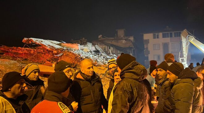 BAŞKAN ZOLAN VE VALİ ATİK DEPREM BÖLGESİNDE