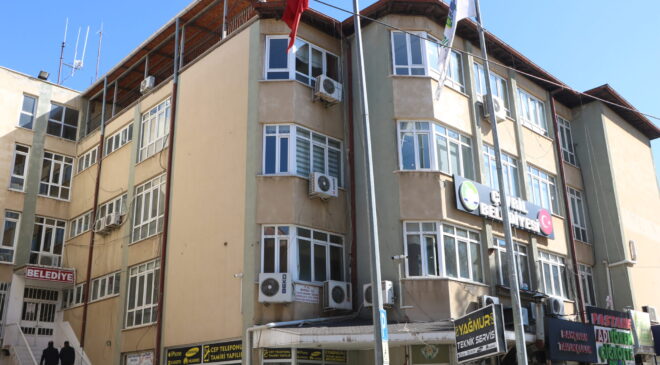 ÇÜRÜK RAPORU VERİLEN BELEDİYE BİNASI HALA KULLANILIYOR