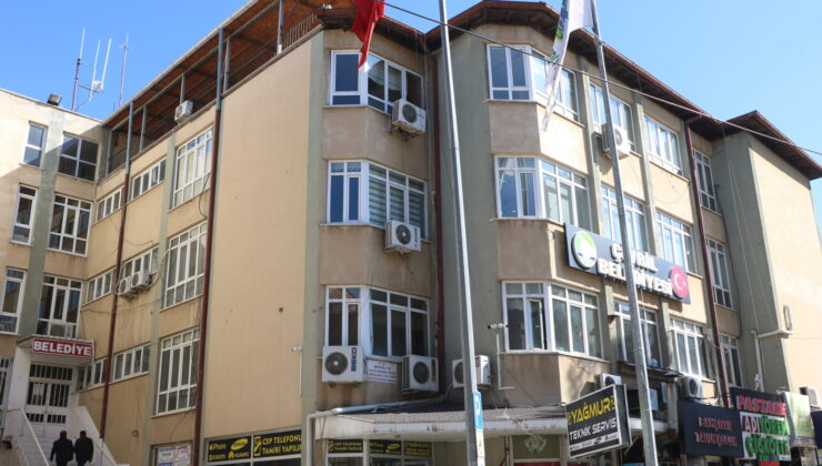 ÇÜRÜK RAPORU VERİLEN BELEDİYE BİNASI HALA KULLANILIYOR