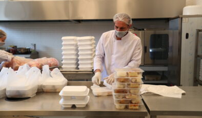 İHTİYAÇ SAHİBİ VATANDAŞLARA KAHVALTI VE SICAK YEMEK ULAŞTIRILIYOR