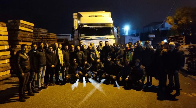 AK PARTİ DENİZLİ İL BAŞKANLIĞI DEPREMZEDELERİN YANINDA