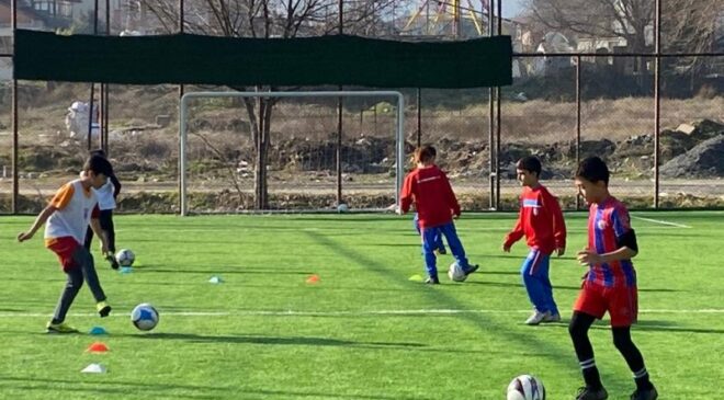 Depremzede Çocuklara Ücretsiz Olarak Futbol Okulunun Kapılarını Açtı