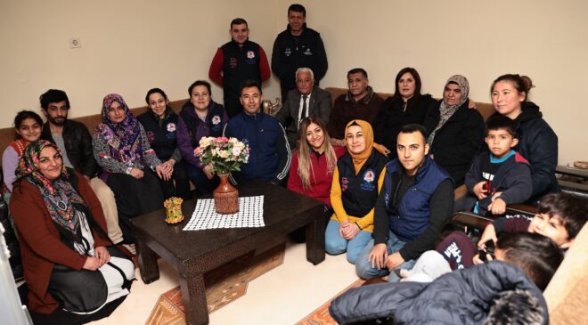 KIŞ GÜNÜ EVSİZ KALAN AİLEYE BÜYÜKŞEHİR SEVGİ ELİ SAHİP ÇIKTI