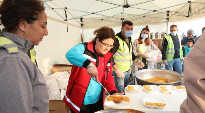 BAKAN YANIK, DEPREMZEDELERE YEMEK DAĞITTI