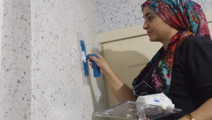 USTALIĞIYLA ERKEKLERE TAŞ ÇIKARIYOR