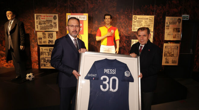 Bakan Kasapoğlu, Messi’nin imzalı formasını depremzedeler için bağışladı