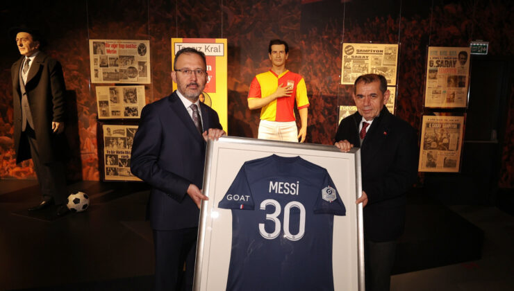 Bakan Kasapoğlu, Messi’nin imzalı formasını depremzedeler için bağışladı