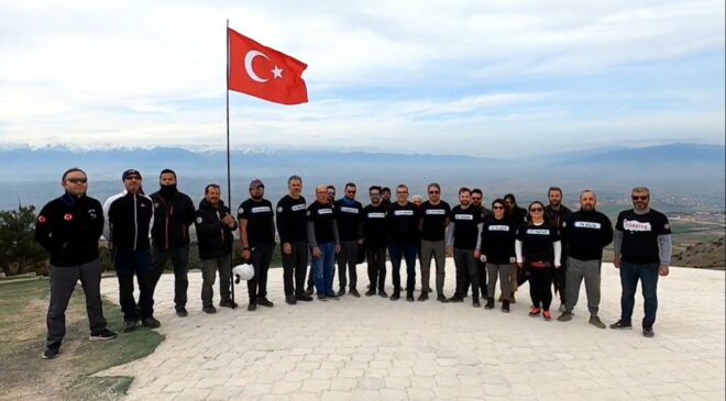 DEPREM ŞEHİTLERİ 380 METRE YÜKSEKTE ANILDI