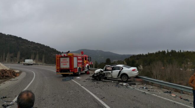 ARAÇLAR KAFA KAFAYA ÇARPIŞTI: 1 ÖLÜ