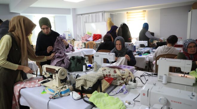 PAMUKKALE BELEDİYESİ KURSİYERLERİNDEN DEPREMZEDELERE DESTEK