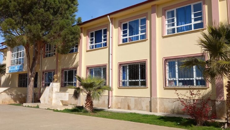 KIZ ÖĞRENCİLERDEN TABLETLERİ TOPLAYAN MÜDÜRE ‘TACİZ’ İFTİRASI