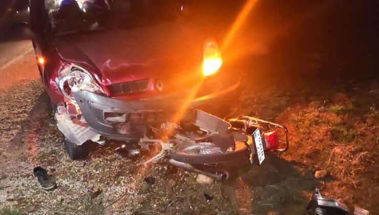 <strong>Hafif ticari araç, arkadan çarptığı motosikleti altına aldı; 3 yaralı</strong>