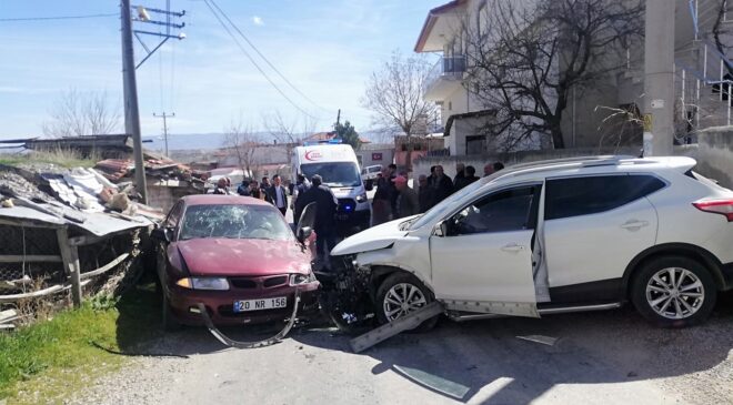İKİ ARAÇ KAFA KAFAYA ÇARPIŞTI