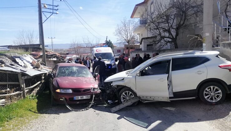 İKİ ARAÇ KAFA KAFAYA ÇARPIŞTI
