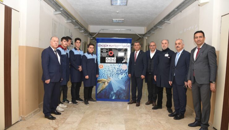 MESLEK LİSESİ ÖĞRETMEN VE ÖĞRENCİLERİ GERİ DÖNÜŞÜM OTOMATI ÜRETTİ