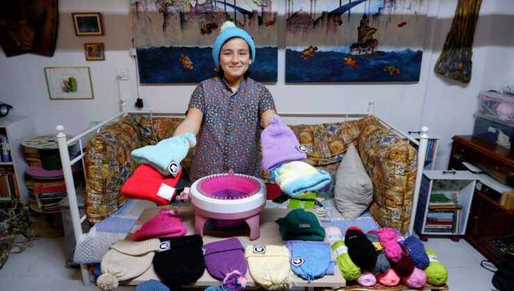 12 yaşındaki Ege, depremzede akranları üşümesin diye atkı ve bere örüyor 20.03.2023 09:24