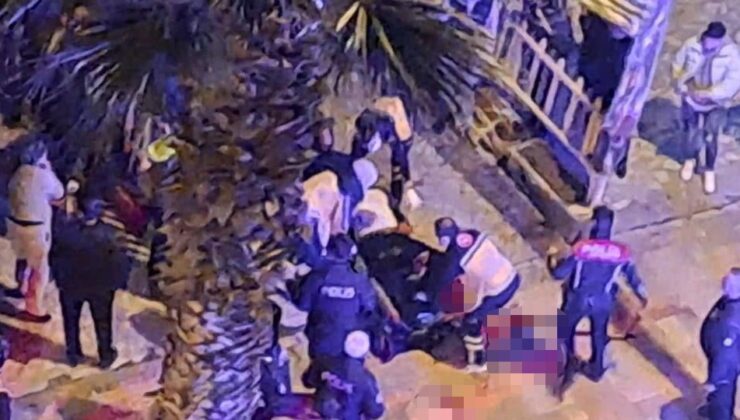 KİMSEYE ALDIRMADAN BİRBİRLERİNİ ACIMASIZSA BIÇAKLADILAR