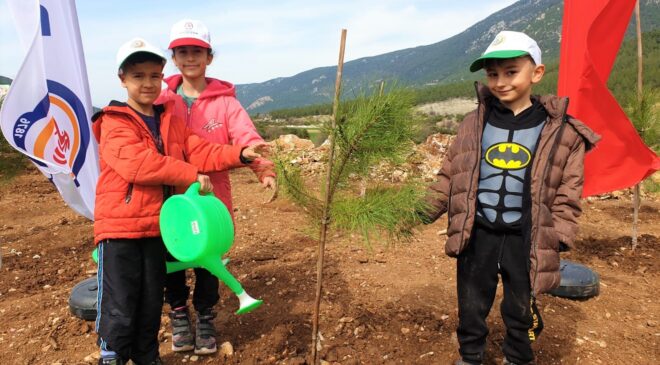 DEPREM ŞEHİTLERİ HATIRA ORMANINDA İLK FİDANLAR TOPRAKLA BULUŞTU
