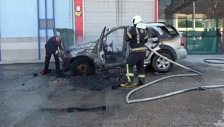 YANAN ARAÇ HURDAYA DÖNDÜ