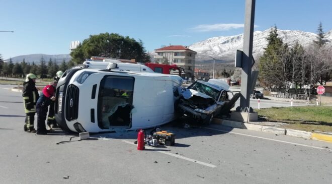 Aynı yöne giden minibüs otomobille çarpıştı: 2 yaralı