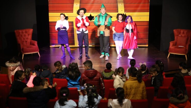 DEPREMZEDE ÇOCUKLARA TİYATRO GÖSTERİSİ