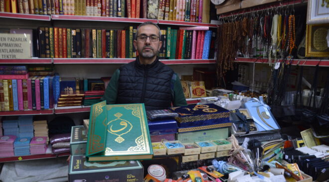 DİNİ ESERLERE YOĞUN İLGİ