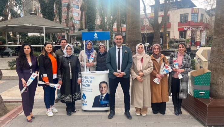 KADINLAR GÜNÜNÜ ÇİÇEKLE KUTLADILAR