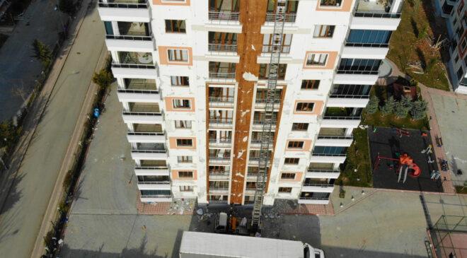 Ölümü göze alıp ağır hasarlı binadan eşyalarını çıkardılar