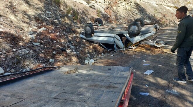 Yoldan çıkarak şarampole uçan otomobil ters döndü: 3 yaralı