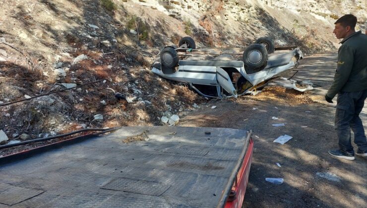 Yoldan çıkarak şarampole uçan otomobil ters döndü: 3 yaralı