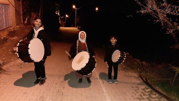 NİNE İLE İKİ TORUNU MAHALLELİYİ SAHURA BİRLİKTE KALDIRIYOR