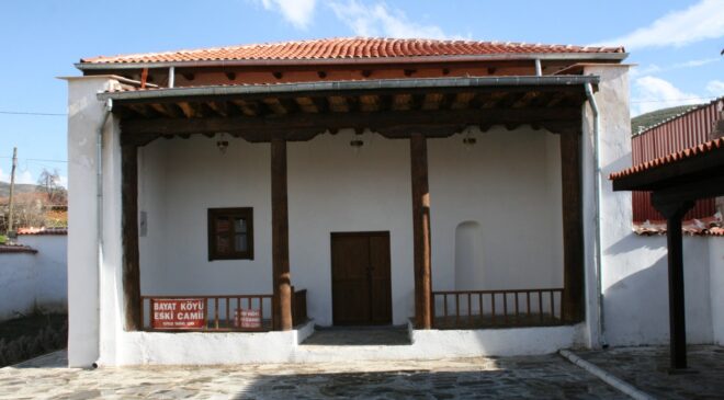 RESTORE EDİLEN TARİHİ CAMİ RUTUBETE YENİK DÜŞÜYOR