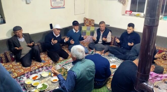KÖY ODASINDA BİRLİKTE İFTAR YAPIP ASIRLIK GELENEĞİ YAŞATTILAR