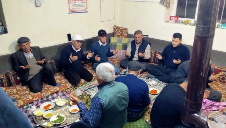KÖY ODASINDA BİRLİKTE İFTAR YAPIP ASIRLIK GELENEĞİ YAŞATTILAR
