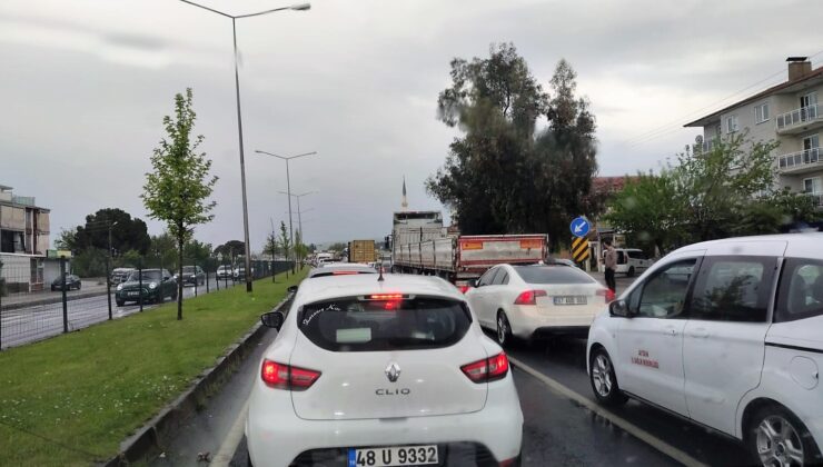 YAĞIŞ VE KAZALAR BAYRAM TRAFİĞİNİ FELÇ ETTİ