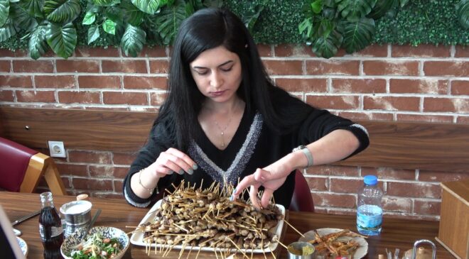 DENİZLİ’DE 52 KİLOLUK KADINDAN YEME REKORU