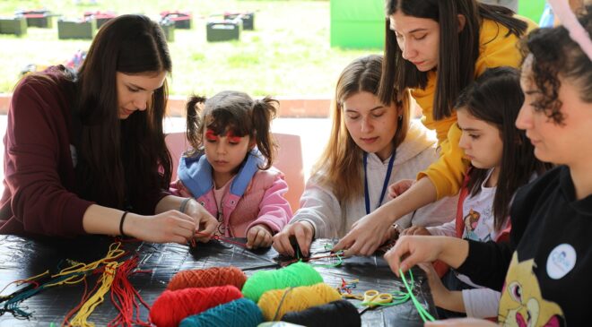 PAÜ, DEPREMZEDE ÇOCUKLAR İÇİN EL ELE
